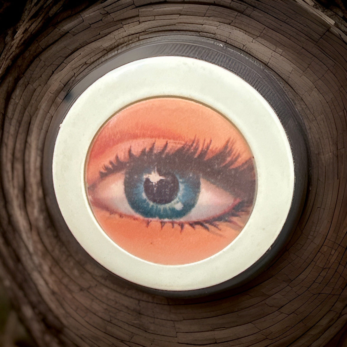 Vari-Vue eyeball lenticular flasher white badge pin