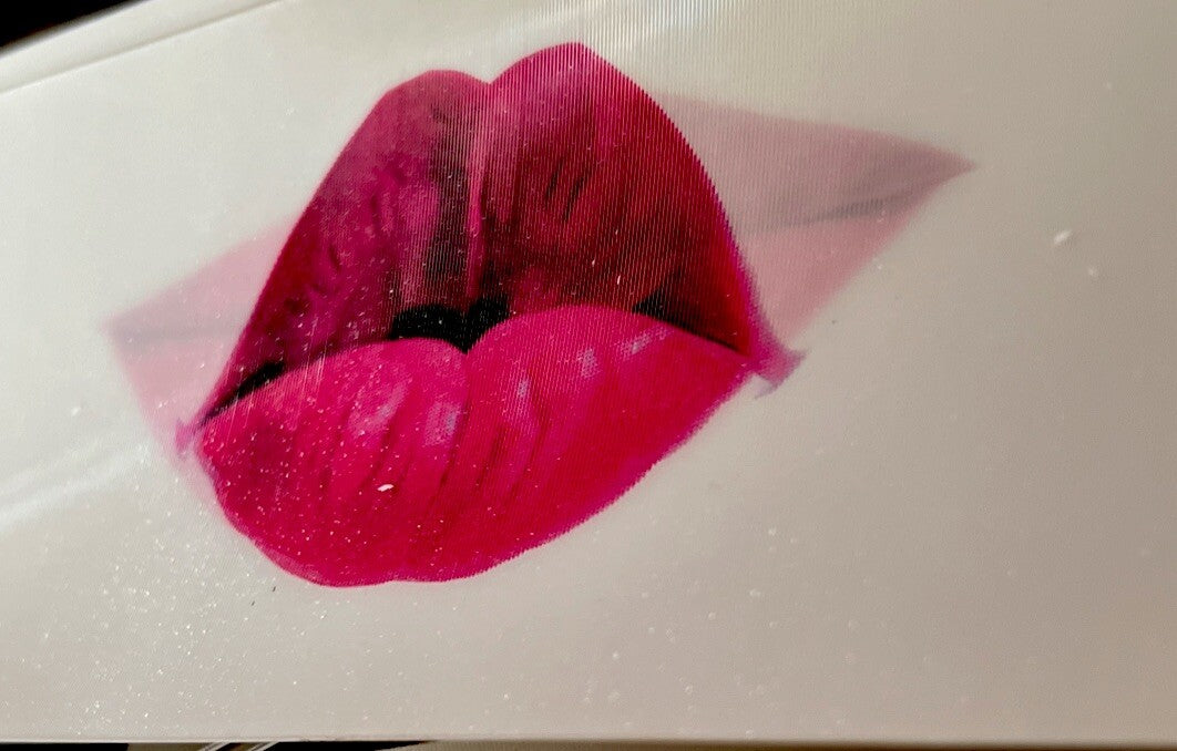 1 -ONE 1960s RARE VARI VUE 7X3 KISSING LIPS MOVING MOTION NOS MINT - photo 4