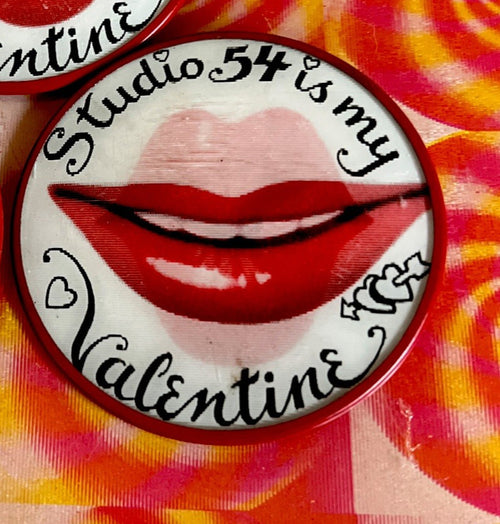 1-1970S MINT VARI VUE STUDIO 54 IS MY VALENTINE LIPS PIN NOS SO RARE - photo 2