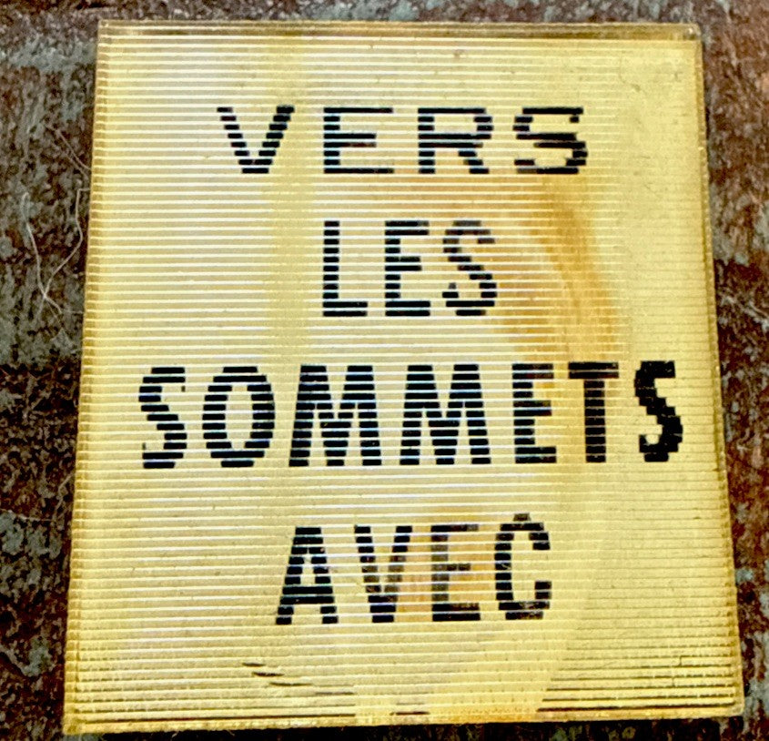 1950s Les Sommets Avec French Vari-Vue political lenticular pin