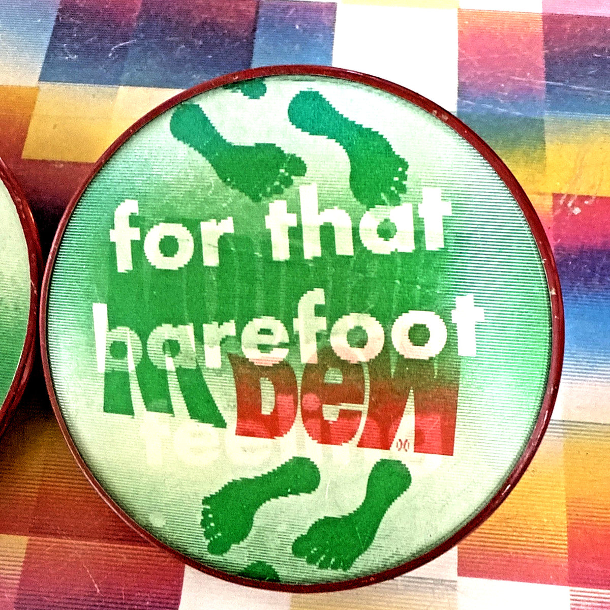 RARE 1970s VARI-VUE MOUNTAIN DEW FOR THAT BAREFOOT FEELING FLICKER PIN 3" NOS - photo 4