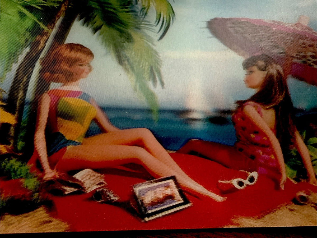 VARI VUE 1967 BARBIE AND STACEY 3D UNUSED POSTCARD RARE - photo 2