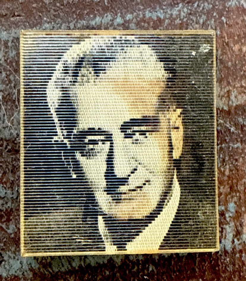 1950'S LES SOMMETS AVEC FRENCH VARI-VUE POLITICAL LENTICULAR PIN NOS RARE - photo 2