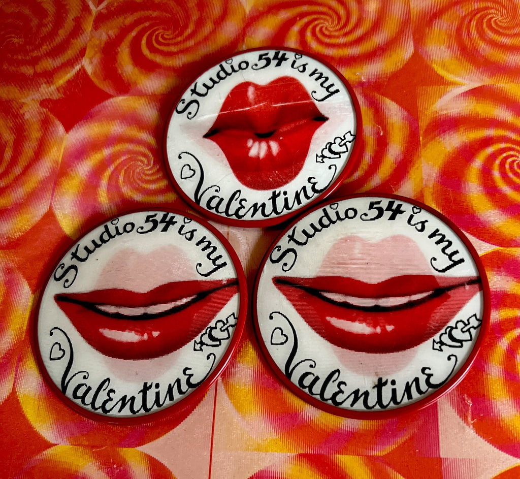 LOT Of 3-1970S MINT VARI VUE STUDIO 54 IS MY VALENTINE LIPS PIN NOS SO RARE - photo 2