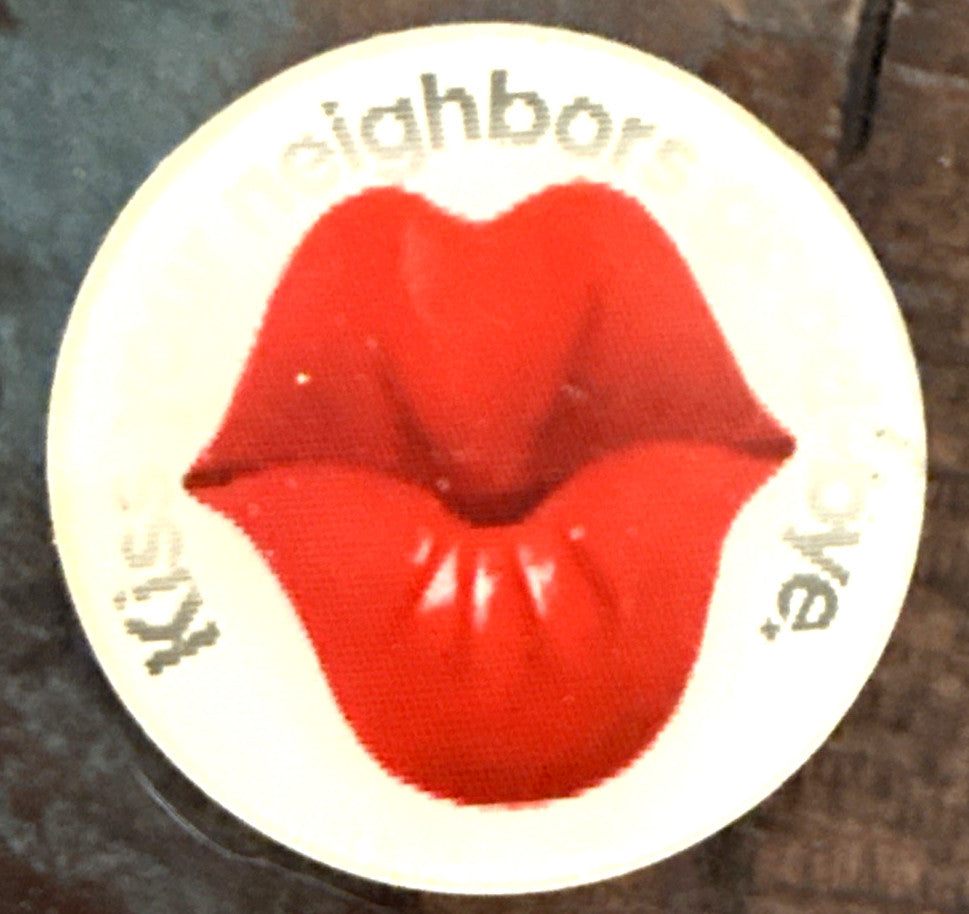 1960s Vari Vue Unused Sticker KISSING LIPS KISS YOUR NEIGHBORS GOODBYE NOS - photo 2