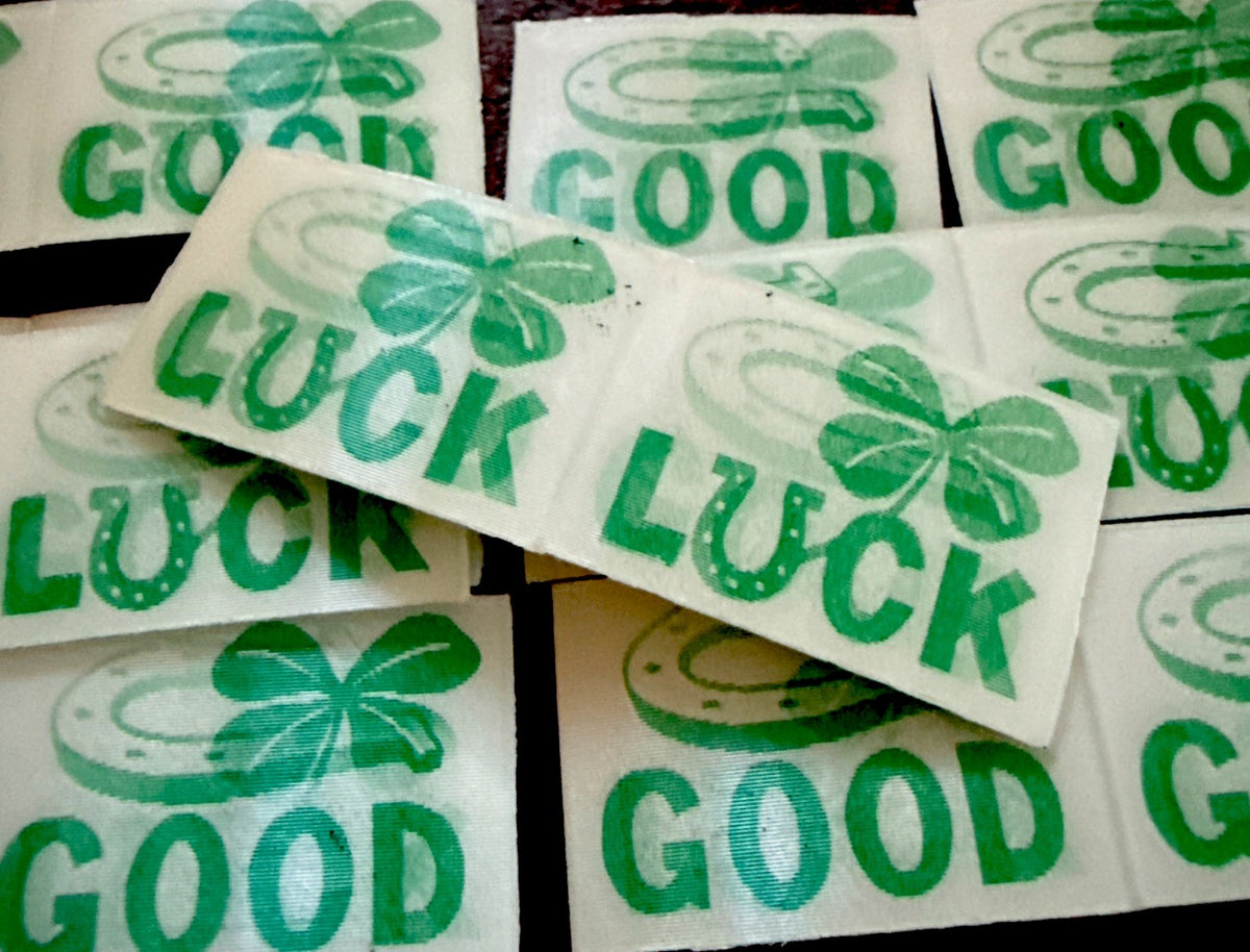 15-1950s VARI VUE RARE GOOD LUCK CLOVER TO HORSESHOE NOS 2 Phase Lenticulars - photo 2