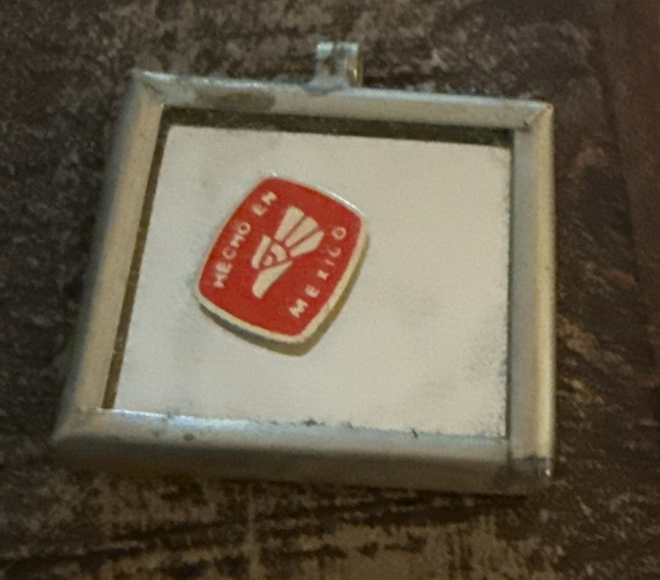 WDP Dumbo 1960s Vari-Vue mirror back Mexican lenticular pendant - photo 5