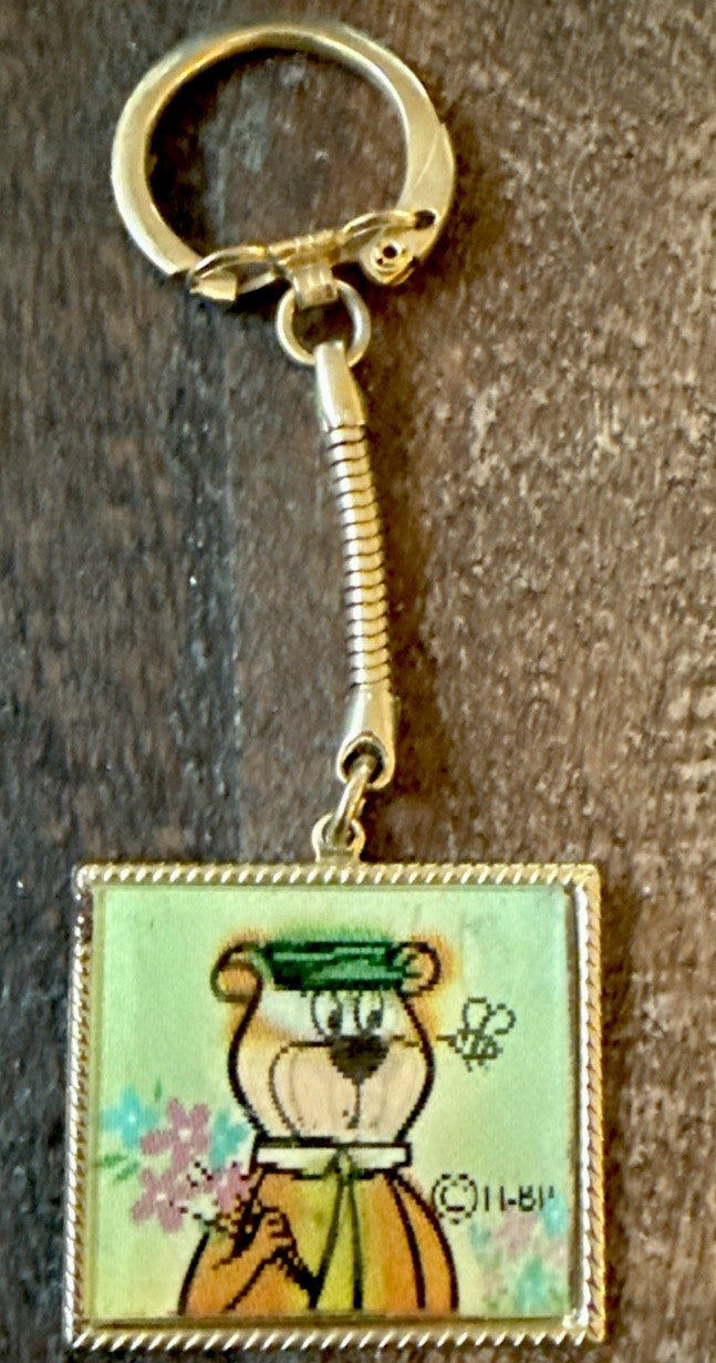 Vintage Hanna-Barbera Vari-Vue Yogi Bear butterfly on nose keychain - photo 3