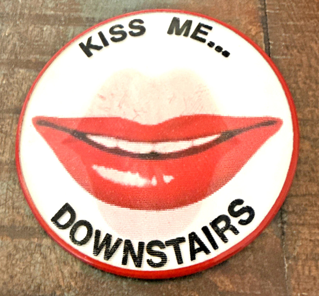 Vintage Vari-Vue Kiss Me Downstairs pin badge 1960s - photo 2