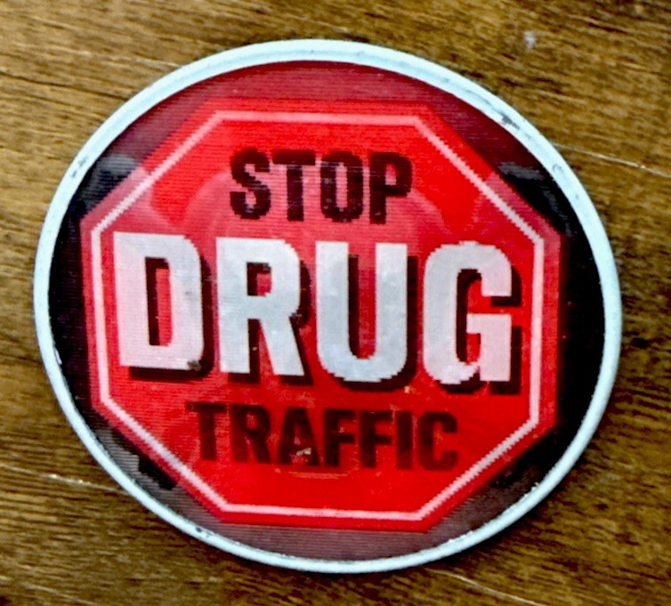 Vintage Vari-Vue 2-phase lenticular pin Stop Drug Traffic - photo 3