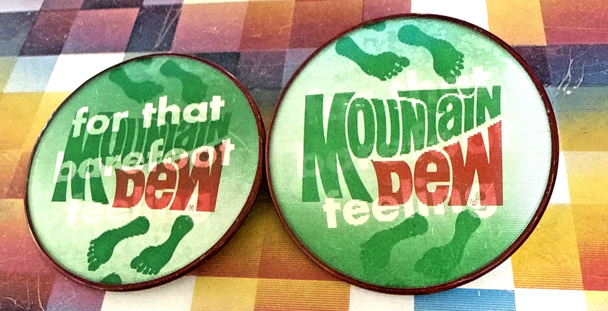 RARE 1970s VARI-VUE MOUNTAIN DEW FOR THAT BAREFOOT FEELING FLICKER PIN 3" NOS - photo 3