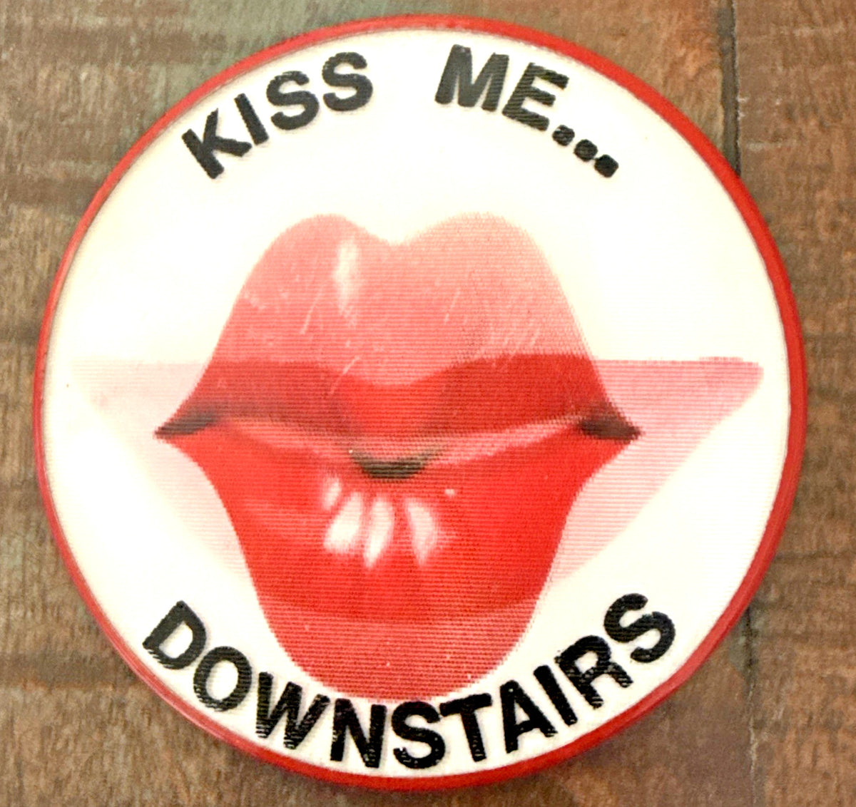 Vintage Vari-Vue Kiss Me Downstairs pin badge 1960s - photo 3