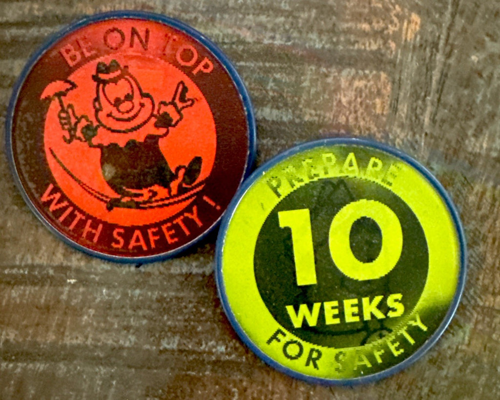 SCARSE VINTAGE VARI VUE BOY SCOUTS SAFETY PINBACKS SAFETY WEEK 5&10 2.5" NOS - photo 2