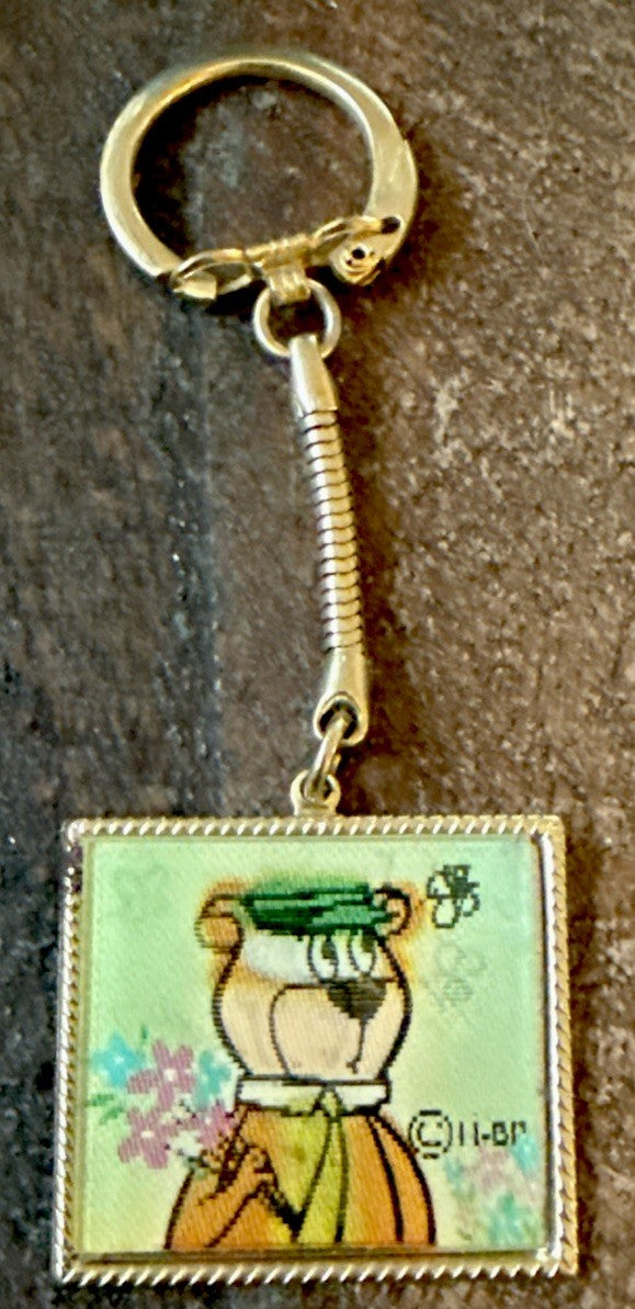 Vintage Hanna-Barbera Vari-Vue Yogi Bear butterfly on nose keychain - photo 2