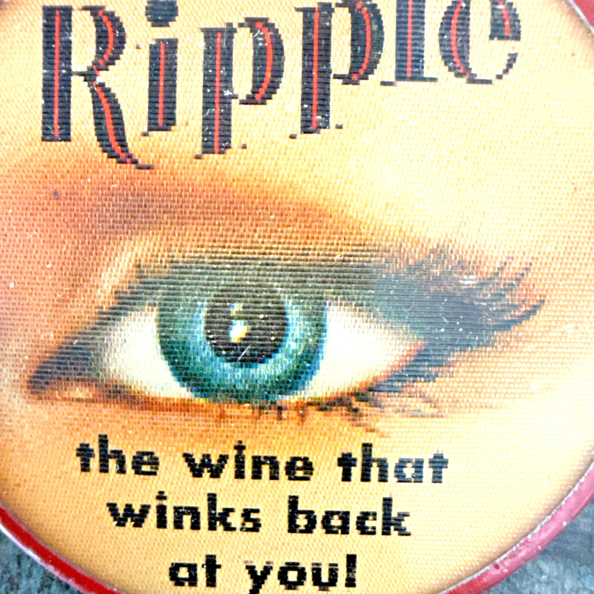 VINTAGE VARI-VUE - 2 1/2" - RIPPLE WINE - BLINKING BLUE EYE BUTTON - PINBACK NOS - photo 3