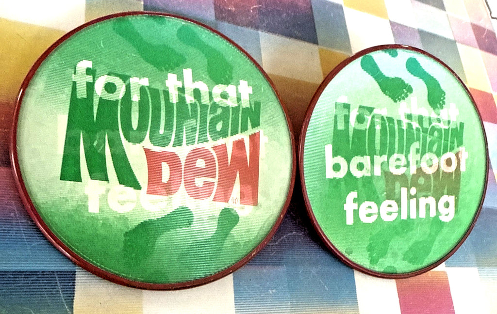 RARE 1970s VARI-VUE MOUNTAIN DEW FOR THAT BAREFOOT FEELING FLICKER PIN 3" NOS - photo 5