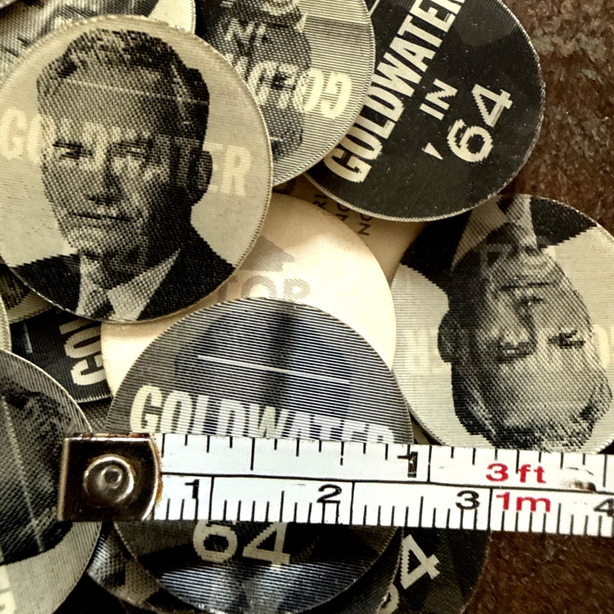 Vari-Vue round lenticular Goldwater in 64 political pins lot of 33 - photo 4
