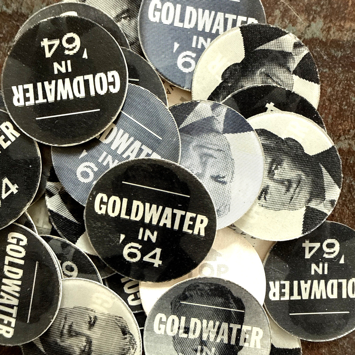 Vari-Vue round lenticular Goldwater in 64 political pins lot of 33 - photo 3