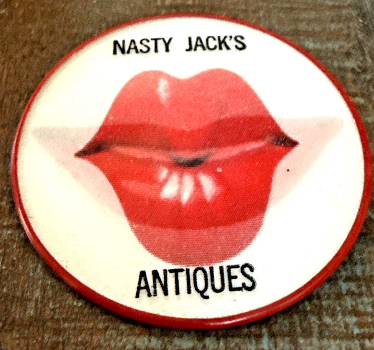 1970s Vari-Vue Nasty Jack's Antiques smiling pin - photo 3